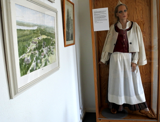 Eukkomamma kävi Vanhassa pappilassa, missä kahvihuoneen nurkassa on esillä Liisa Haikon ompelema naisen puku.