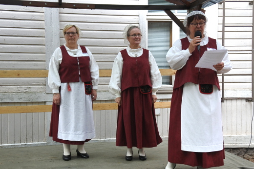Tarja Husu-Tuuliaisella (vas.) ja Ritva Laurikaisella oli käytössä esiliina, Heli Sairanen oli sen juhlapäivänä jättänyt kotiin.