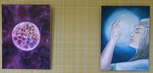 Viereisessä huoneessa on esillä Amanda Aallon maalauksia.