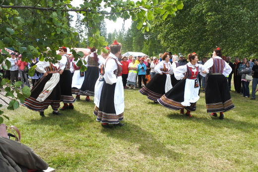 Aste Antsakadad -tanssi- ja lauluryhmä Viron Saarenmaalta ihastutti asuillaan ja esityksillään, joihin he tempaisivat mukaan lemiläisiäkin.
