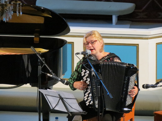 Eikä laulukaan ole hänelle vierasta, sen osoitti tämäkin konsertti.