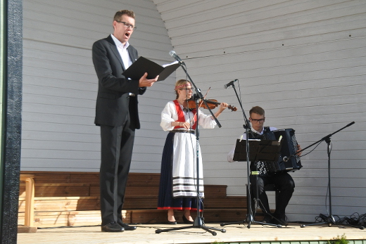 Matti Pulkki ja Mari Junnonen säestivät Jouni Kokoraa, joka myös johdatti yleisön yhteislauluihin.
