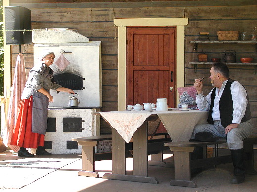 Jaana Mentula esittää Antin äitiä Iidaa, Juhani Loukkola isää Villeä.