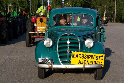 Moottorimarssin johtoautoa ajoi Heikki Räipiö, apukuskina Leena Kautto.