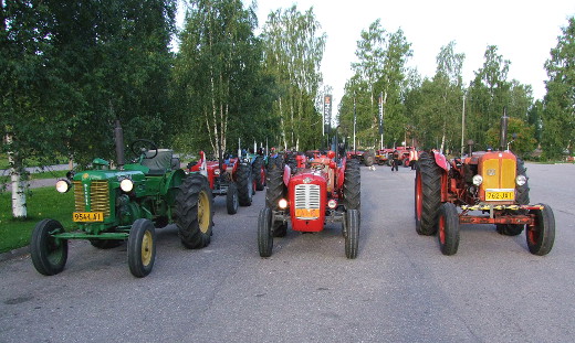 Kuvassa Lemin ja Lennuksen traktoreita kokoontuneena Lemin kirkolle ennen tapahtumaa.