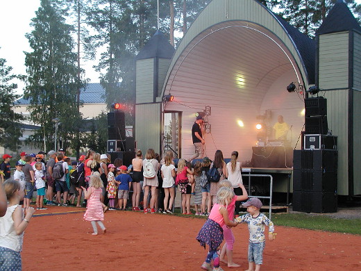 Nuorempikin festivaaliyleisö saattoi olla menossa mukana loppuun saakka, sillä Raapana lopetti jo ennen yhdeksää.