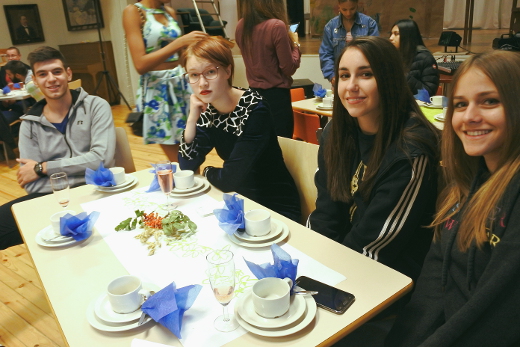 Depina Lingnou (oik.), Pierina Doko, Aino Korhonen ja Harris Papanikolaoy åäättivät muiden nuorten lailla viikon läksiäisjuhliin.