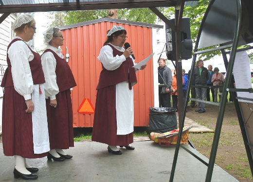 Kesäkuussa Lemillä vietettiin Säkkijärvi-juhlaa. Säkkijärven puku tuli tutuksi torikansalle.