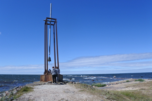 Tahkuna Hiidenmaan pohjoiskärjessä on Viron paikkakunnista lähinnä Estonian uppoamispaikkaa. Sinne on pystytetty muistomerkki laivan mukana hukkuneille lapsille.