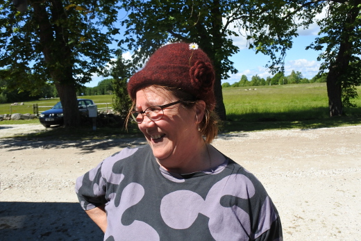 Villasta tehdään paikan päällä myös vaatteita ja päähineitä. Liisa Haiko osti hatun.