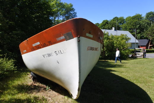 Hiidenmaalaisen museon pihamaalla seisoo uponneesta Estoniasta saarelle ajautunut pelastusvene. Siitä näkee, että laivalla ehti olla useampia nimiä.