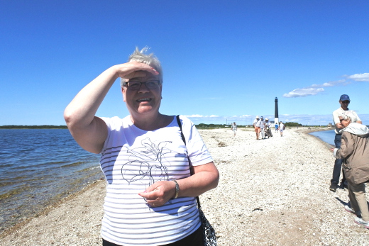 Matkan vetäjä Siru Liljander viime kesän retkellä, joka suuntautui Saarenmaalle.