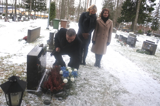 Mirja Hietamies on haudattu Lemille. Sisarukset laskivat sinivalkoisen kimpun äitinsä haudalle.