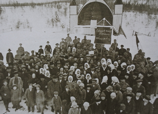 Venäläise sotilaat ja patterityöläiset juhlimassa maaliskuun vallankumousta 5.4.1917 Tapiolan pihassa. Kuva Lemin pitäjänhistoria/Maila Klemi. 