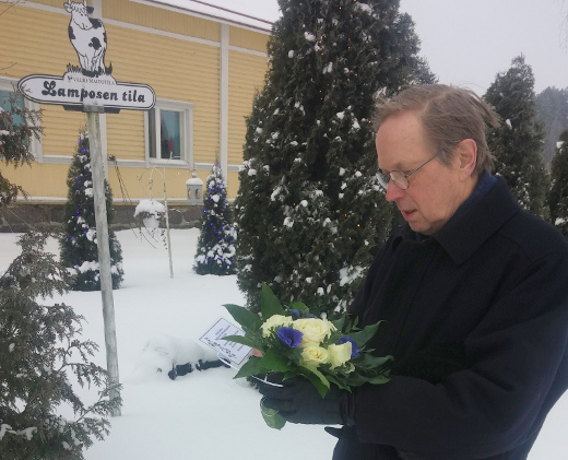 Kukkia laskemassa yhdistyksen puheenjohtaja Pentti Pylkkö.