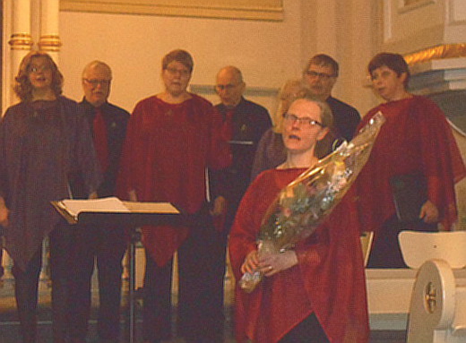 Seija Tapanainen yhtyi kukituksen itsekin kuoron lauluun.