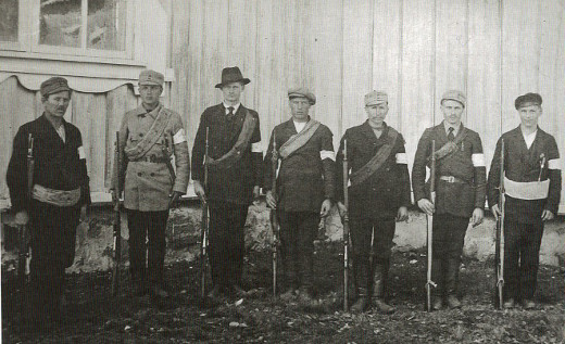 Lemin suojeluskuntalaisia kirkon seinustalla keväällä 1918. Kuva Lemin pitäjänhistoria/Taikalyhty