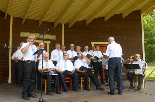 Kesäkonsertissaan Hakamäellä viime sunnuntaina kuoro esitti savitaipalelaisten sanoittamia ja säveltämiä lauluja.