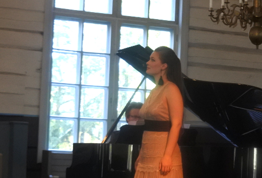 Konsertin jälkipuoliskolla kuultiin myös Sanna Iljinin sopraanoa.