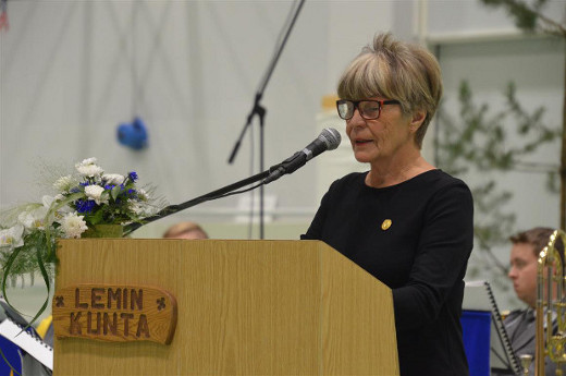 Veteranijärjestön tervehdyksen toi Rintamaveteraanien Kymen piirin varapuheenjohtaja Maili Hanski.