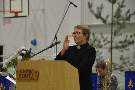 Juhla päättyi kirkkoherra Lea Karhisen toimittamaan loppusiunaukseen.