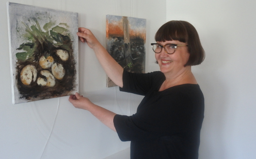Tuija Koski maalaa sekä vesiväreillä että öljyllä. Yksi näyttelyn töistä esittää perunoita.