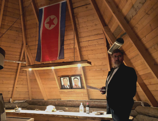 Toissa syksynä HPV kokoonyui viettämään ohjoiskorealaista iltaa. Suurenmoisen Kodan sisälle mahtuivat Pohjois-Korean lippu sekä Suuren Johtajan isän ja isoisän muotokuvat. Illan isäntänä toimi Juha Kapiainen.