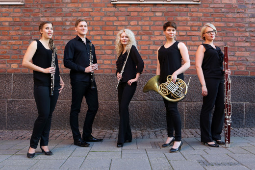 Kokoonpanon muodostavat huilisti Johanna Kärkkäinen, oboisti Laura Lammi, klarinetisti Kristjan Parts, fagotisti Kaisu Viherväs ja käyrätorvisti Henriikka Teerikangas. Kuva Mari Lehtisalo