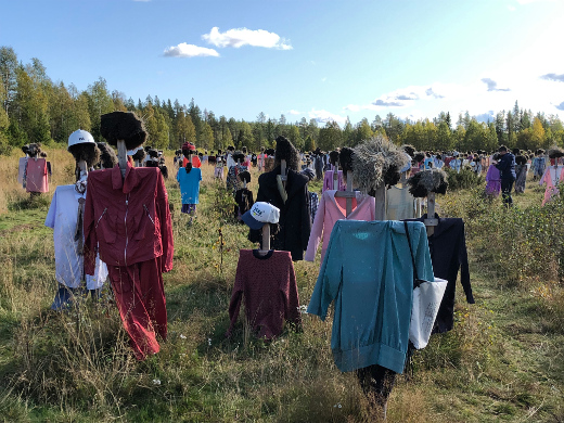 Reijo Kelan Hiljainen kansa on jo 25 vuoden ajan päivystänyt Viitostien varrella Suomussalmella.