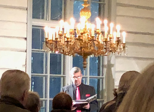 Baritoni Jaakko Korteknagas lauloi tuttuja ja vähän vieraampiakin joululauluja Lemin kirkossa tiistai-iltana.
