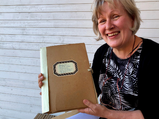 Maarit Kirvessalo-Nurmelan Lemin-muistot ovat tallessa mapissa, jonka kannessa lukee "Kontaktihenkilö Irma Kirvesmies".
