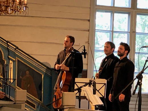 Justas Stasevskij (oik.) esiintyi perjantai-iltana kirkossa Jukka Merjasen ja Tuomas Ylisen (vas.) kanssa.
