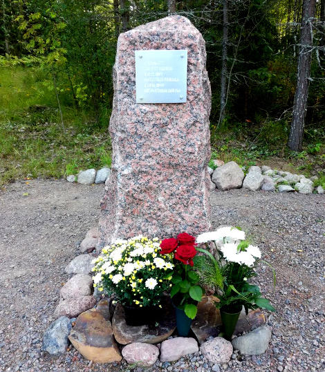 Taavetti Muukan sukulaiset kukittivat muistomerkin lauantaina.