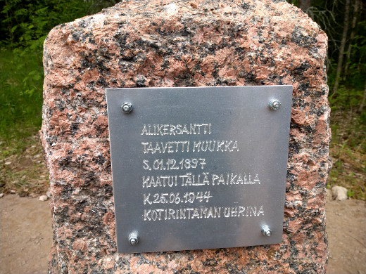 Tenho Muukka, Seppo Kangasmäki, Juha Nisonen ja Lasse Nisonen pystyttivät muistomerkin Taavetti Muukan kuolinpaikalle Metsolantien viereen.
