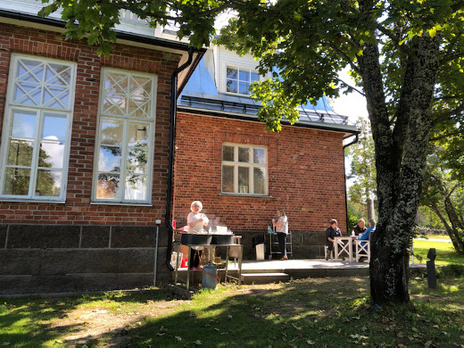 Pihalla tarjottiin kahvia sekä Liisa Haikon ja Riitta Huttusen (kuvassa) paistamia lettuja.