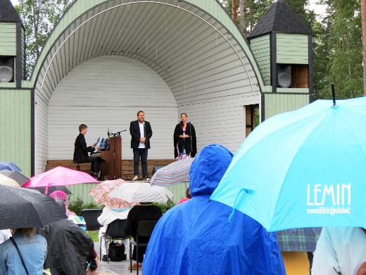 Johannes Piirto, Erik Rousi ja Pihla Terttunen päättivät juhlat sunnuntaina Laululavalla. Konsertti alkoi sadesäässä. Kuva Lemin musiikkijuhlat/Tarja Lindfors.