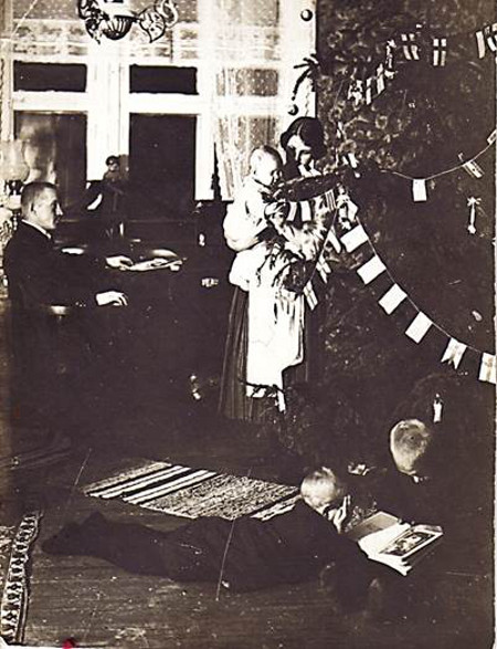 Emil Haikosen perheen jouluvietto v. 1910. Kuva Emil Haikonen/Taikalyhty